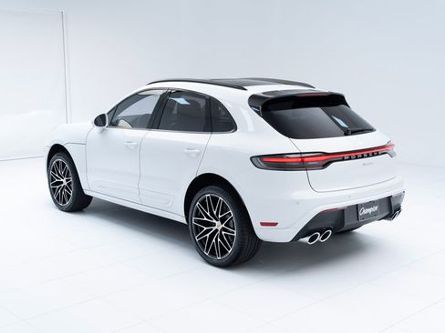 Certified 2025 Porsche Macan image 3