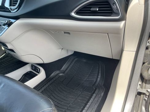Used 2017 Chrysler Pacifica Touring-L FWD image 30