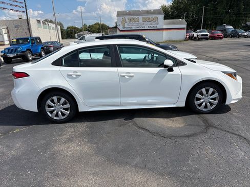 Used 2022 Toyota Corolla LE FWD image 2