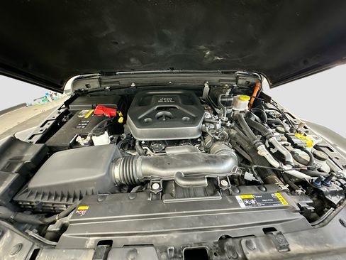 Used 2022 Jeep Wrangler Sahara w/ Cold Weather Group image 34