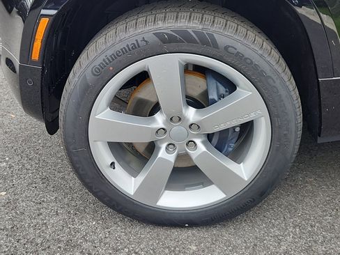 New 2025 Land Rover Defender 110 X-Dynamic SE image 9