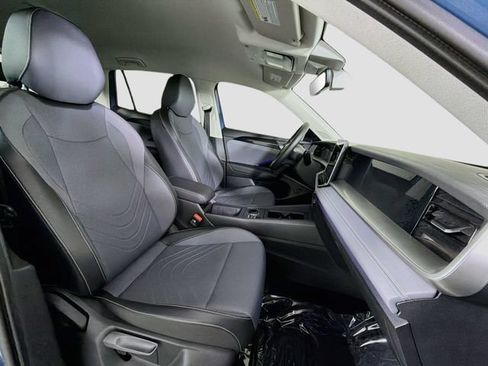 Used 2025 Volkswagen Tiguan SE FWD image 30