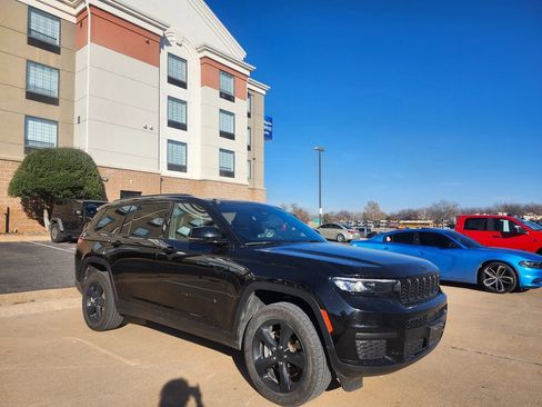 Used 2023 Jeep Grand Cherokee L Laredo image 5