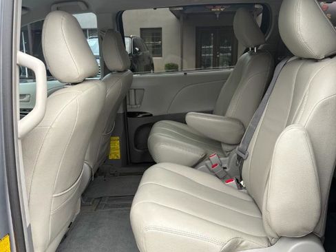 Used 2014 Toyota Sienna LE FWD image 13