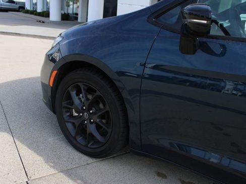 Used 2025 Chrysler Pacifica Limited FWD image 37