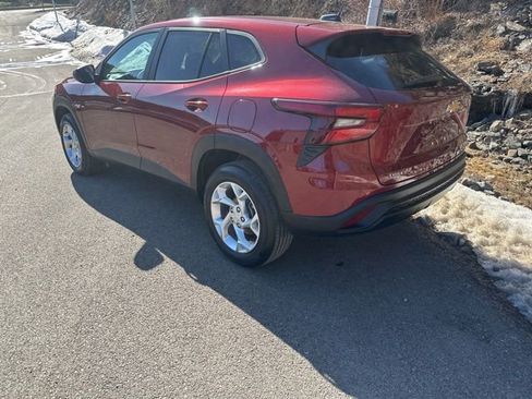 Used 2024 Chevrolet Trax LS w/ LS Convenience Package image 3