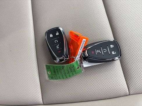 Used 2023 Chevrolet Traverse Premier FWD image 37