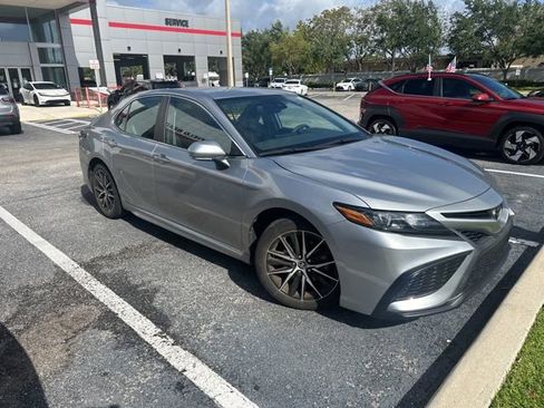 Used 2023 Toyota Camry SE w/ Convenience Package image 4