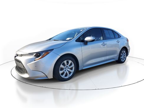 Used 2021 Toyota Corolla LE image 3