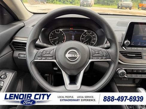 Used 2024 Nissan Altima 2.5 SV FWD image 16