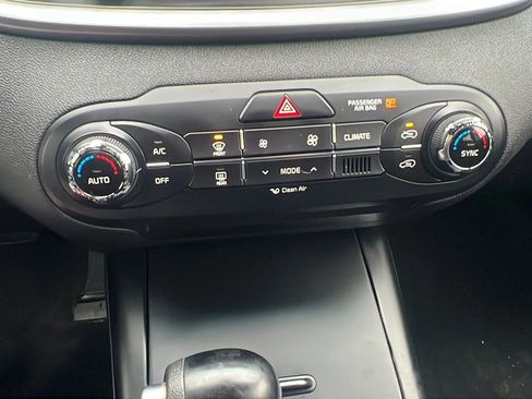 Used 2018 Kia Sorento LX image 19