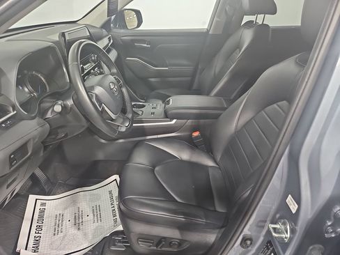 Used 2023 Toyota Highlander XLE AWD/4WD image 10