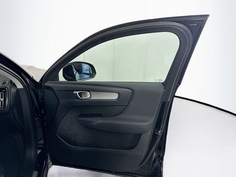 Used 2025 Volvo XC40 B5 Plus AWD/4WD image 32