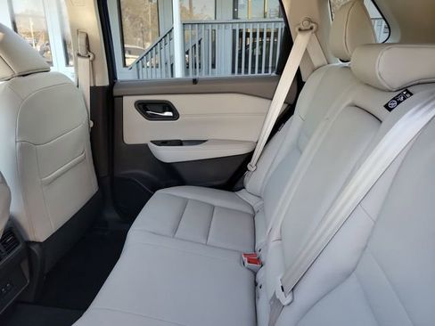 Used 2023 Nissan Rogue SV w/ SV Premium Package image 31