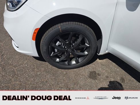 New 2026 Chrysler Pacifica Limited AWD/4WD image 27