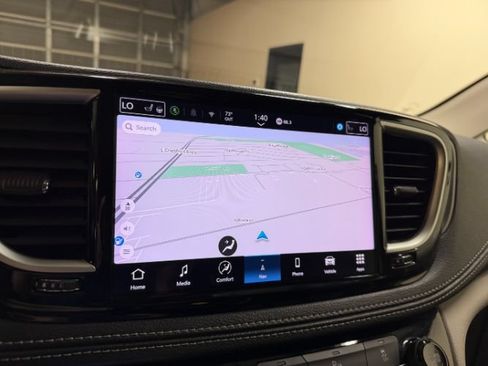 Used 2024 Chrysler Pacifica Limited FWD image 15