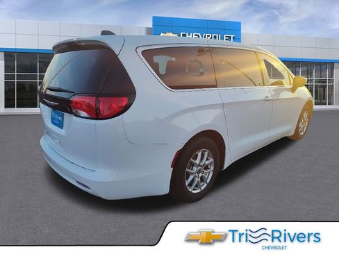 Used 2023 Chrysler Voyager LX FWD image 5