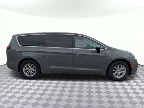 Used 2023 Chrysler Pacifica Touring-L FWD image 3