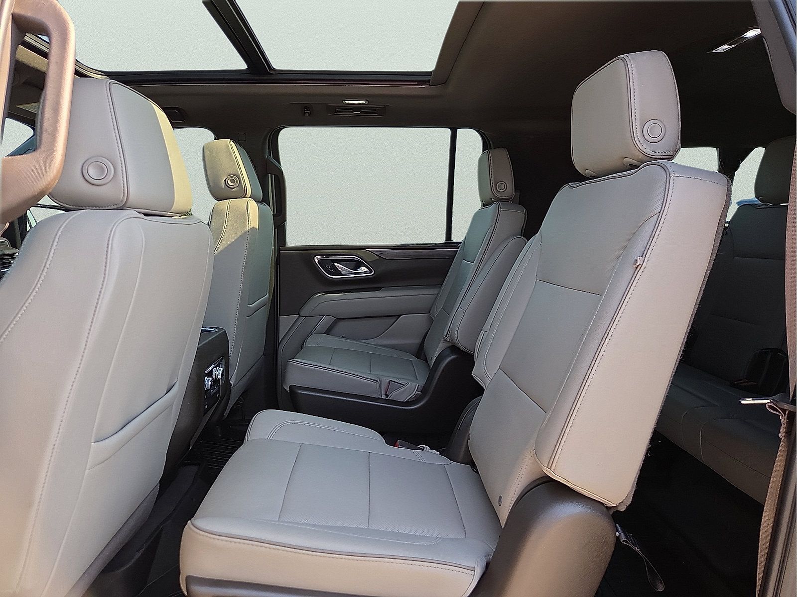 Certified 2023 GMC Yukon XL SLT w/ SLT Luxury Package AWD/4WD image 11