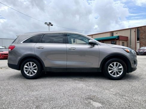 Used 2018 Kia Sorento FWD image 4