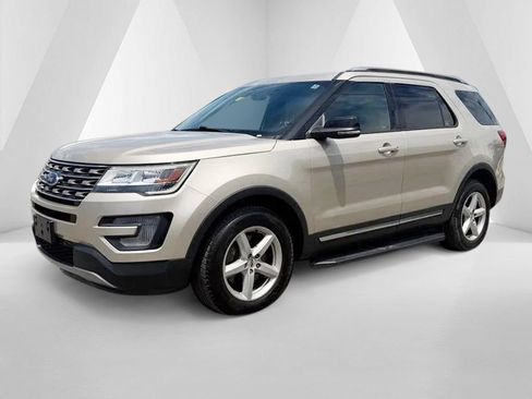 Used 2017 Ford Explorer XLT AWD/4WD image 3