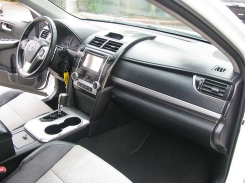 Used 2013 Toyota Camry SE FWD image 8
