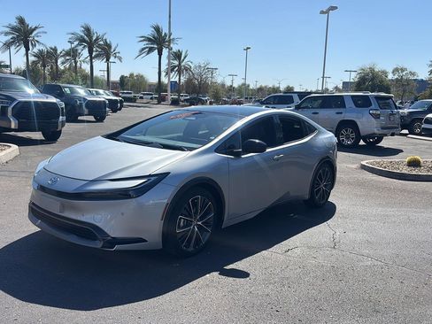 Used 2025 Toyota Prius XLE image 3