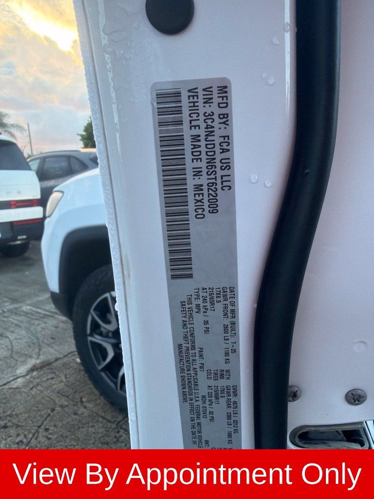 Used 2025 Jeep Compass Trailhawk AWD/4WD image 4