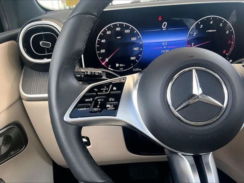 Used 2024 Mercedes-Benz GLC 300 image 21