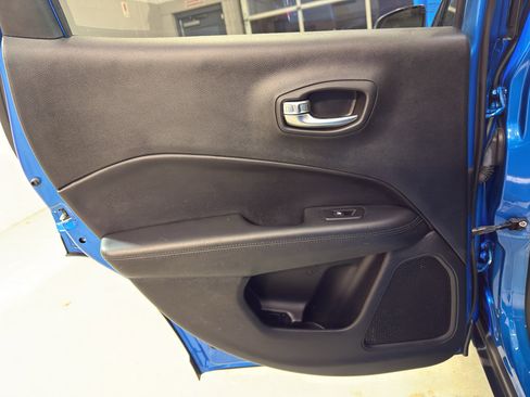 Used 2018 Jeep Compass Latitude image 28