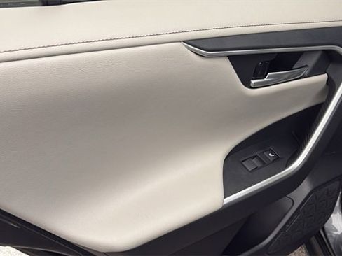 Used 2020 Toyota RAV4 Limited image 26