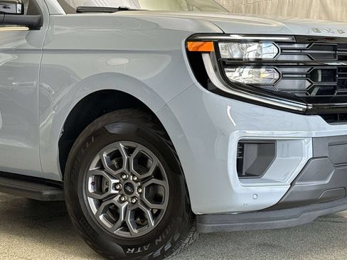 Used 2025 Ford Expedition Active AWD/4WD image 3