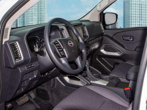 Used 2024 Nissan Frontier SV image 14