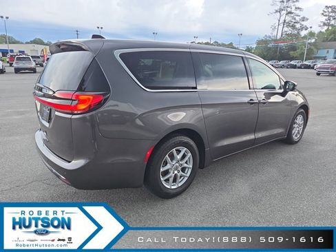 Used 2023 Chrysler Pacifica Touring-L FWD image 6