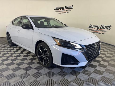 Used 2023 Nissan Altima 2.5 SR AWD/4WD image 6