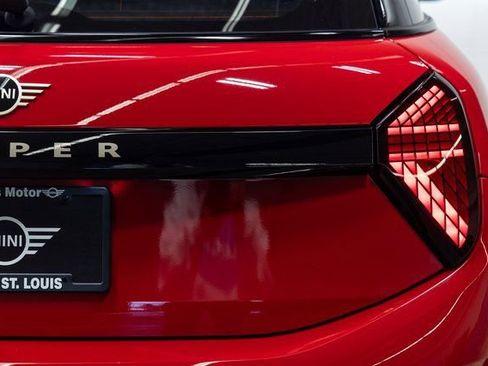 Used 2025 MINI Cooper 4-Door Hardtop image 8
