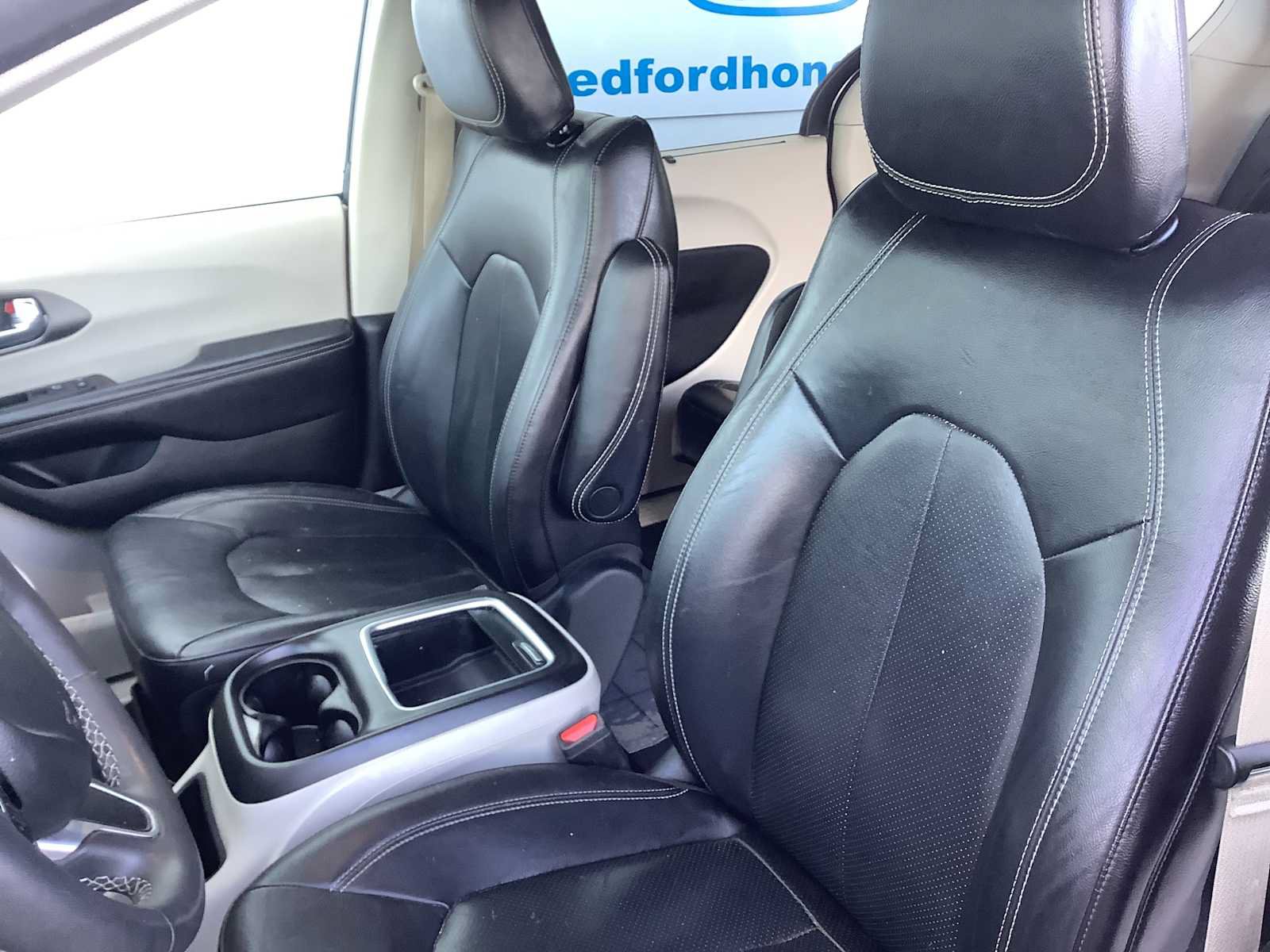 Used 2022 Chrysler Pacifica Touring-L FWD image 11