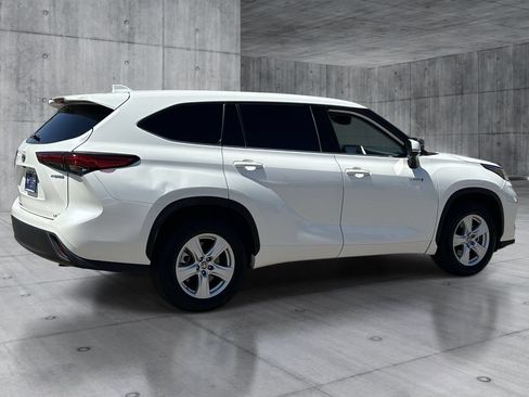 Used 2021 Toyota Highlander LE FWD image 5