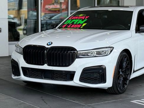 Used 2022 BMW 740i w/ M Sport Package RWD image 3