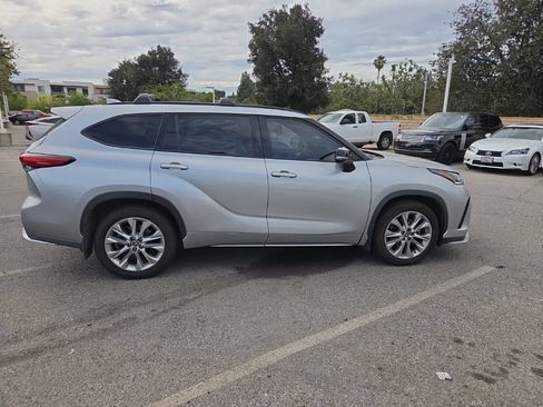 Used 2021 Toyota Highlander XSE FWD image 6