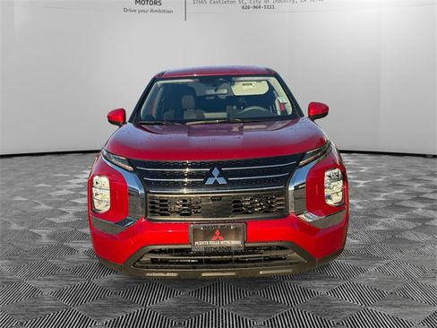 Used 2023 Mitsubishi Outlander ES image 2