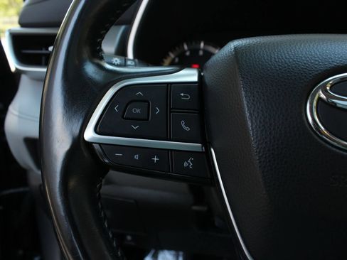 Used 2021 Toyota Highlander XLE AWD/4WD image 30