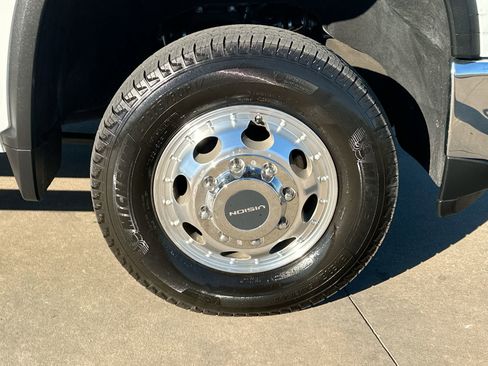 Used 2024 Chevrolet Silverado 3500 LT image 10