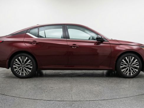 Used 2025 Nissan Altima 2.5 SV image 11