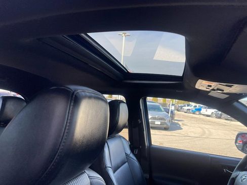 Used 2021 Toyota Tacoma TRD Sport w/ TRD Premium Sport Package image 7