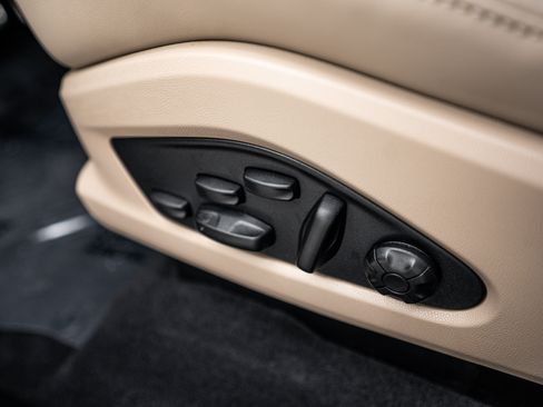 Certified 2025 Porsche Macan 4S Electric AWD/4WD image 21