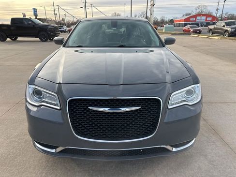 Used 2017 Chrysler 300 Limited image 22