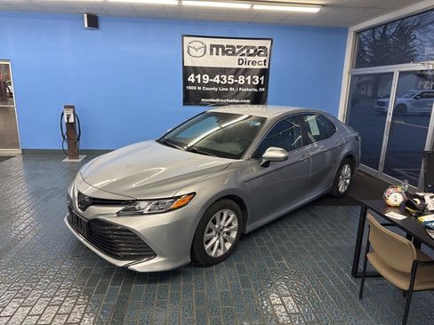 Used 2018 Toyota Camry LE image 1