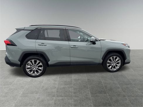 Used 2020 Toyota RAV4 XLE Premium image 6