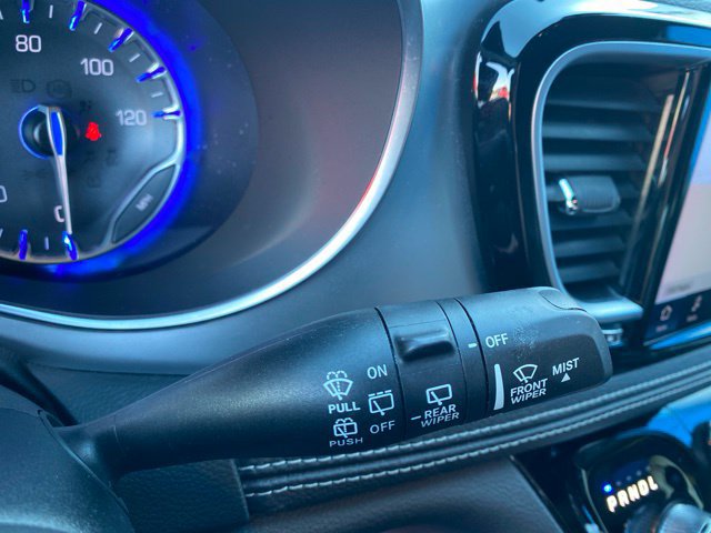 Used 2025 Chrysler Pacifica Limited FWD image 25